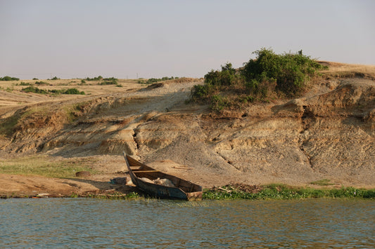 Bote Solitario en la Rivera Africana