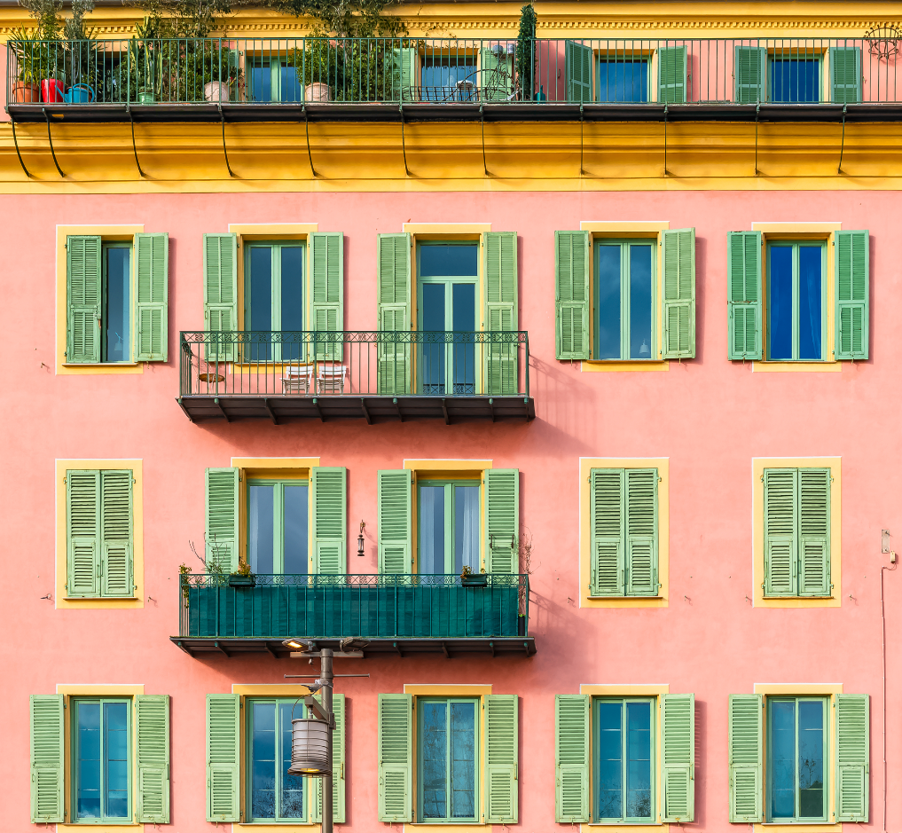 Fachada Colorida con Balcones Verdes