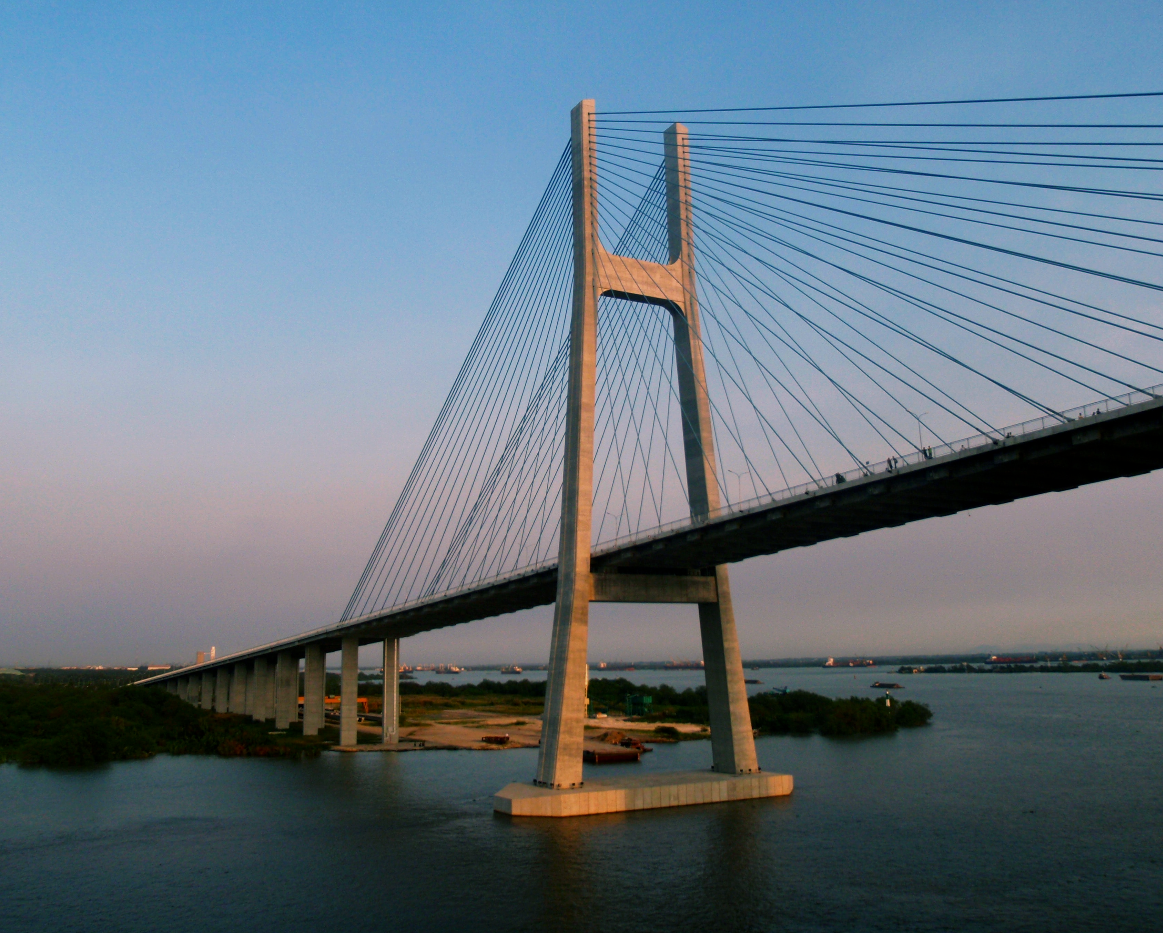 Puente Colgante al Atardecer