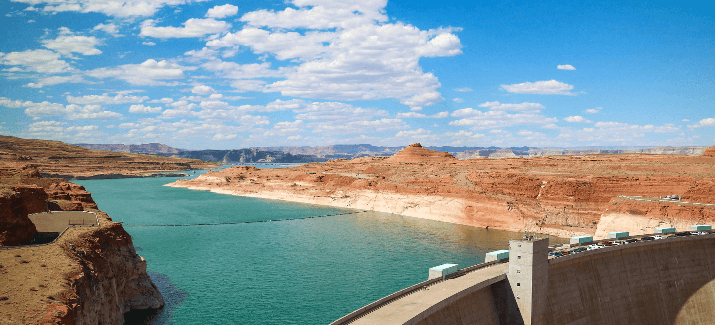 Represa y Paisaje Desértico