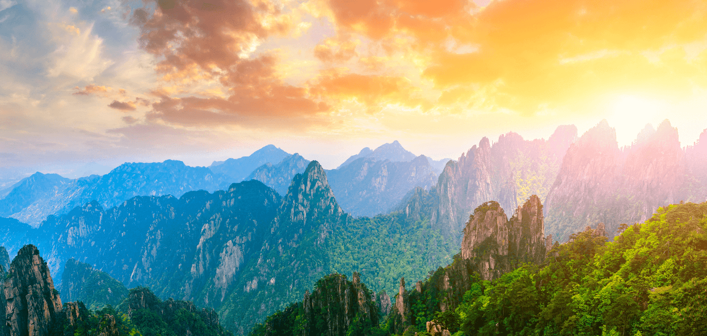 Montañas Majestuosas con un Atardecer Anaranjado