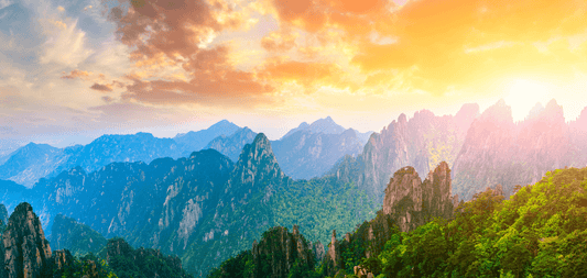 Montañas Majestuosas con un Atardecer Anaranjado