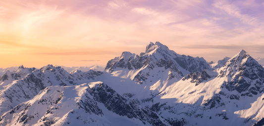 Montañas Nevadas al Amanecer