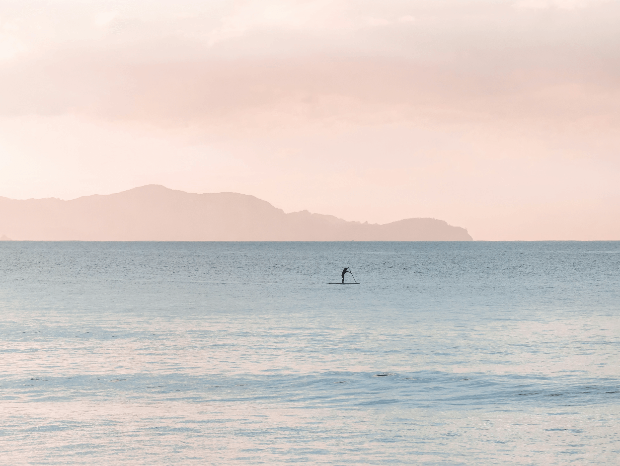 Paddle Surf al Amanecer Minimalista