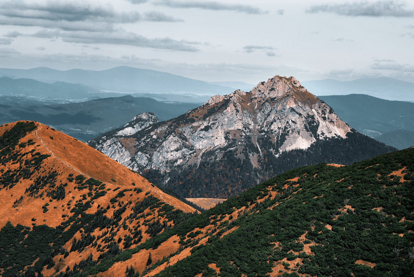 Paisaje Montañoso Otoñal