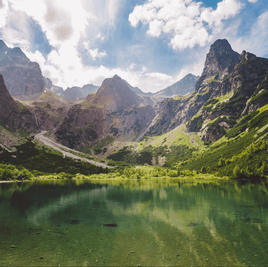 Lago Reflejado en las Montañas