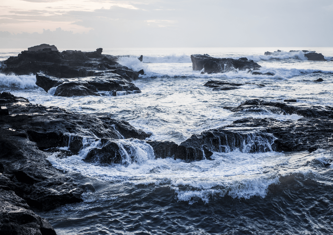 Olas Rompiendo en las Rocas al Atardecer